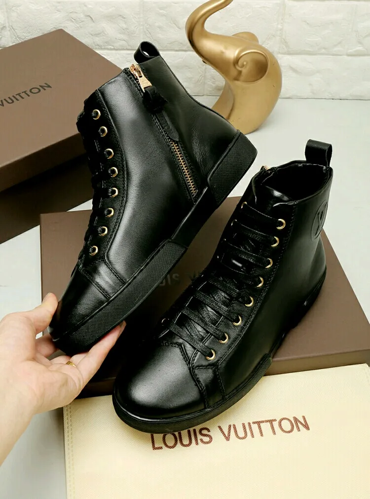 Factory price: 440💰 LV’s new men’s boots are on the market, the Korean version has a zipper design on the inside! The latest color combination in the L classic series! Original 1:1 exclusive molded custom model👍👍👍Simple and generous, super versatile, comfortable and highly fitting, exclusive🚇️Upper: imported top-quality fine cowhide fabric, lining: custom soft sheepskin, high-density rubber outsole🏆🏆🏆Welcome all sellers to sell in the picture above, one piece can be shipped on behalf of the customer, code number 38-44 (45 code can be customized)